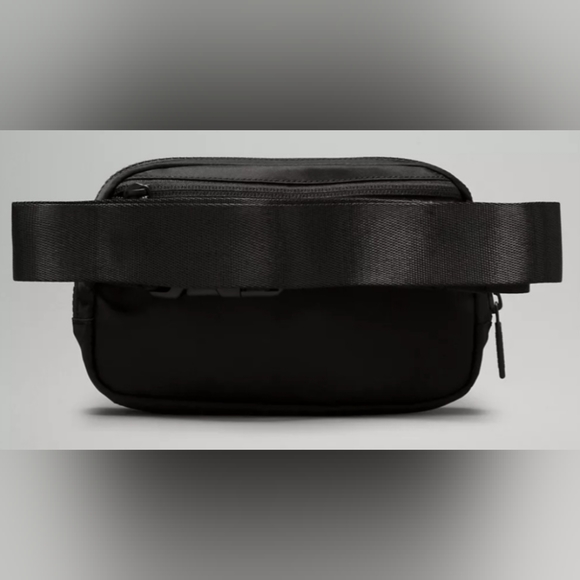 Lululemon Everywhere Beltbag 1L color- Black/Black New! - Picture 2 of 4